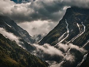 高山云雾瀑布飞流