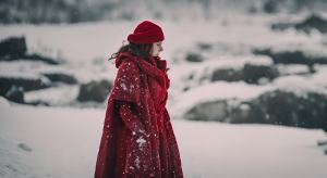 红衣少女浑身是血 倒在 雪地上