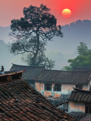 这张图片展示了一种非常有艺术感的风景。图中可以看到一个古老的建筑，屋顶是典型的中国式屋檐，背景中有一棵大树和一个红色的太阳。整个画面呈现出一种古朴而神秘的氛围，仿佛是在讲述一段古老的故事。由于画面色彩对比强烈，使得这个场景显得非常生动和引人入胜。