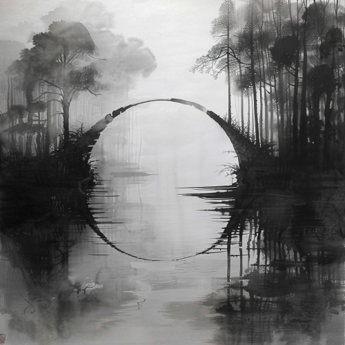 水天一色，细雨蒙蒙，一座拱桥在水中映出一个圆，精致黑白水墨画