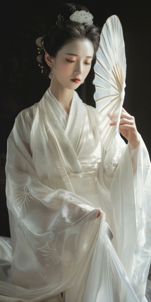 中国古代身穿白色超薄高端绸缎汉服美女，妆容精致，手拿水墨扇子，黑色背景，画面超清晰
