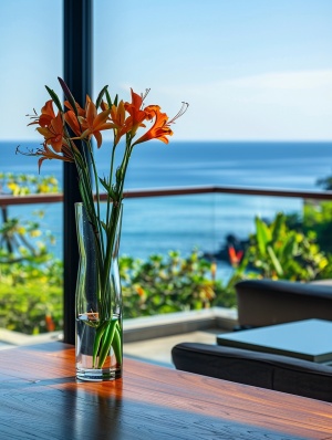 一张木桌上放了一个漂亮的修长广口玻璃花瓶，花瓶里插了几朵清新素雅的小花。，通过海景房的落地窗能看见对面的海景。