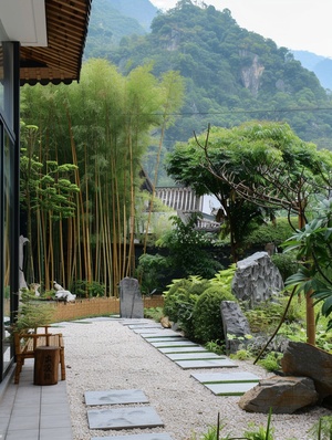 别墅院子，背靠大山，竹林绿葱葱的，院子里有假山温泉，各种花草绿植