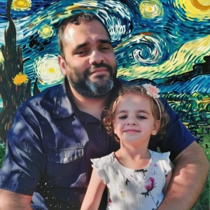 父亲和小女儿，背景是梵高星夜背景