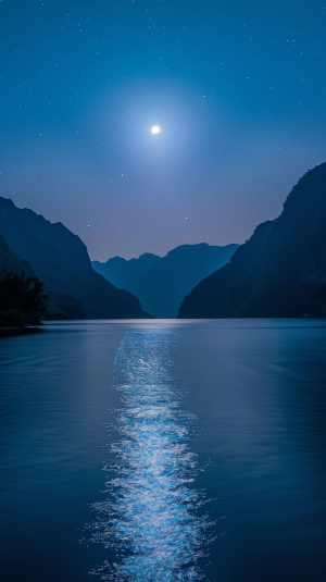 天空中星光闪烁，巨大无比的月亮，其倒影在河流之上，空旷的夜晚，远处是绵绵不断的山影，高分辨率的特写！高清拍摄