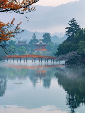 初春的湖面，水波不兴，仿佛一面镜子，静静地铺展开来。远处的云朵低垂，仿佛与湖面相接，营造出一种宁静而深远的氛围。