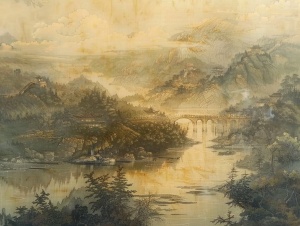一幅典型的江南风光画，画面中一条碧波荡漾的小溪流过，两旁是茂密的树林和损坏的古桥。湖面上飘着几朵白云，倒影在水上。远处是一座远山，山水相依，景色如诗如画。这幅画采用了传统的中国水墨画技法，画面清新脱俗，给人一种安宁和舒适的感觉。