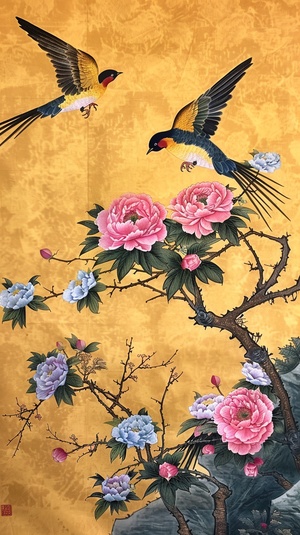 Chinese style painting, meticulous paintings of birds and flowers in the foreground, Chinese dragon on top left corner with peonies blooming at its feet, colorful colors, gold background, blue green purple yellow black ink and color combination, bright light, peony tree, long tail, grassland, group of flying swallows, meticulous art painting in the style of high definition.