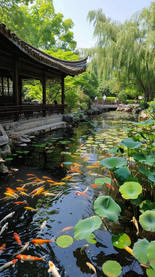 水系还孕育了丰富的水生生态，莲花、芦苇等水生植物点缀其间，鱼儿穿梭其中，为这静态的画卷增添了几分生机与活力。大唐芙蓉园的水系，以其独特的魅力，让每一位踏入其中的游客，都能感受到那份来自盛唐的温婉与灵动。