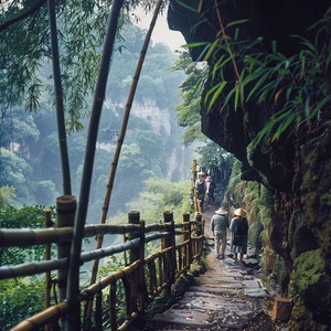 武夷山近景，竹排老人游客特写