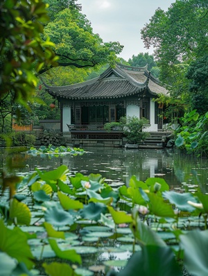 水系还孕育了丰富的水生生态，莲花、芦苇等水生植物点缀其间，鱼儿穿梭其中，为这静态的画卷增添了几分生机与活力。大唐芙蓉园的水系，以其独特的魅力，让每一位踏入其中的游客，都能感受到那份来自盛唐的温婉与灵动。