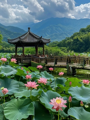 几棵荷花在荷塘上绽放,流水在中国建筑风格的龚桥中流淌。前方是无垠的绿色草原,周围环绕着起伏的山脉。照片采用高分辨率,通过手机拍摄的旅游照片呈现自然风景之美。