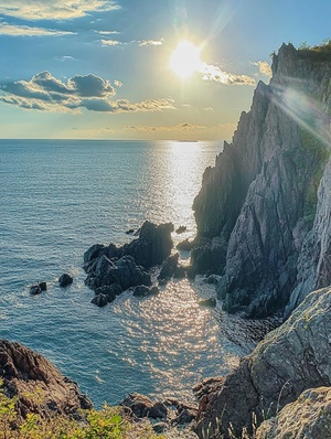 the sun is shining over the rocky coast in español new england, the photo was taken on an iphone 6s and posted to reddit in october of 2018 ar 1:1 v 6