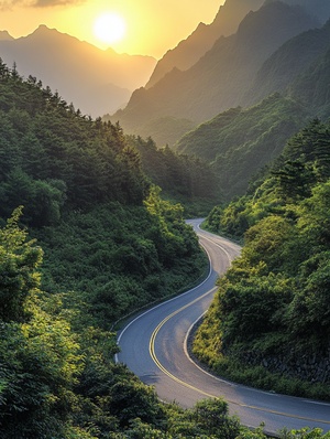 在公路上，公路绕着山峰，一点点下坡，远处是茂密的森林，柔和的阳光洒向大地。公路有一边是河流