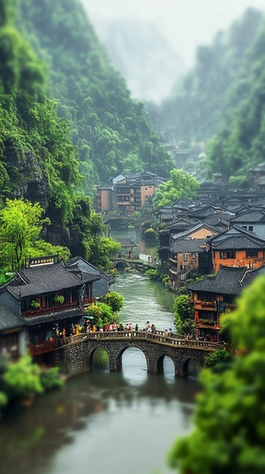 从窗口向外看去，一片烟雨江南的风光，古色古香的建筑，忙碌的人群，小河，石桥，青山绿水间