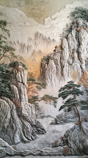 大厅里 美女画师手绘 巨型浮雕壁画 老虎 石山 白色 超真实