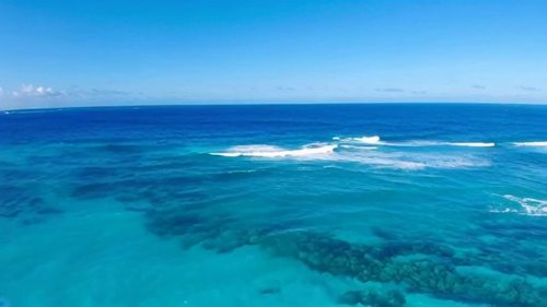 天空很蓝 海里的水很蓝浪很大波动 很清澈见底 超清视频