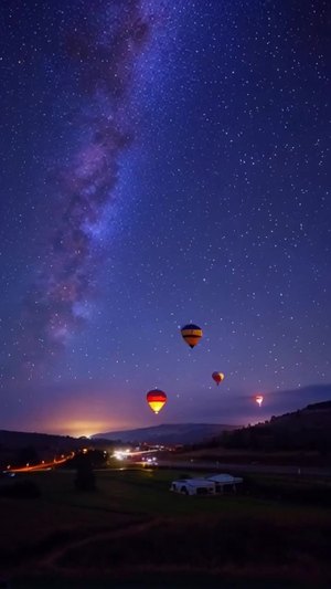 灿烂的星空，飘着几个热气球，车流的穿梭