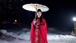 红衣古装长发女+撑伞+雪夜