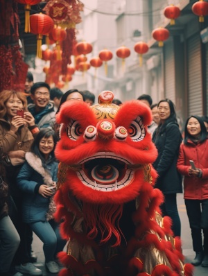中国传统文化节日春节。热闹的大街左侧人行道上，挂着一盏贴着灯谜的大红灯笼。大街上一只狮子正在表演滚绣球。周围都是面带笑容的游客。红色调。摄影纪实风格，画质清晰。