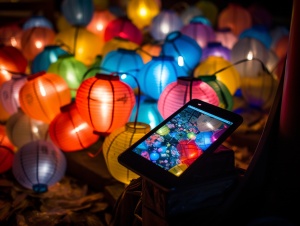 手机特写与五彩纸灯笼的中国传统
