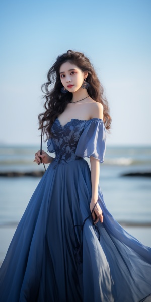 中国美女在海边穿淡蓝色冬季海军风衣裙