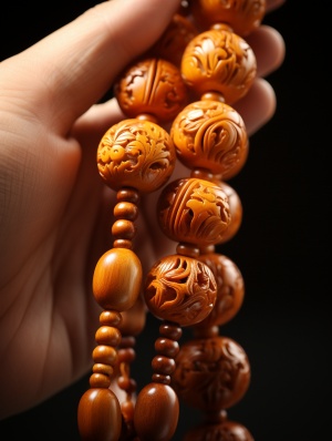 佛珠特写：精细雕刻、檀香木材质、和谐禅风格